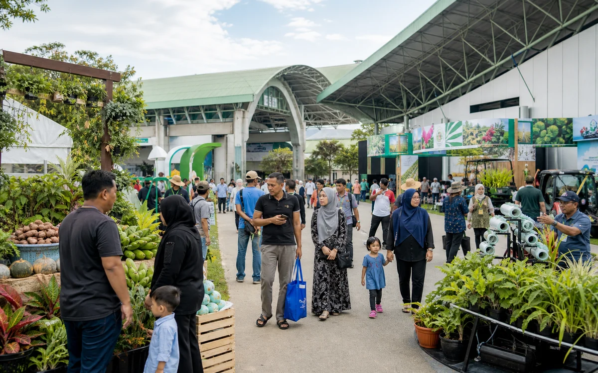 Pengunjung meneroka pameran pertanian dan teknologi agro